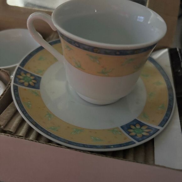 12 Piece Porcelain Coffee Set - Picture 3 of 8